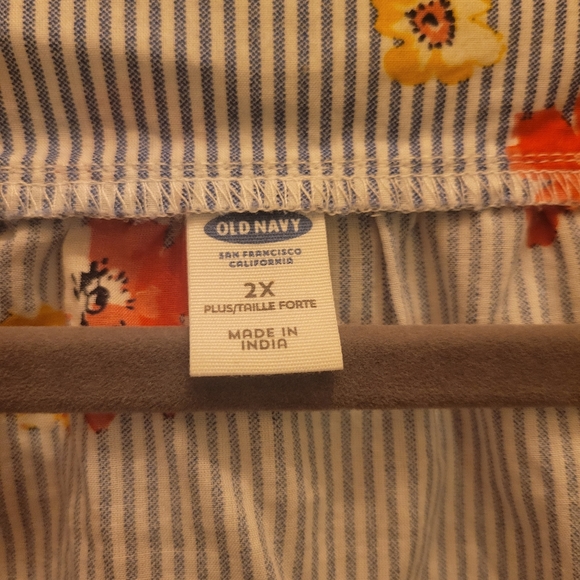 Old Navy 2x Plus striped top with flowers - Picture 2 of 4